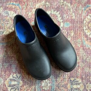 Shoes for Crews Women’s 9 slip on, slip and oil resistant Clogs